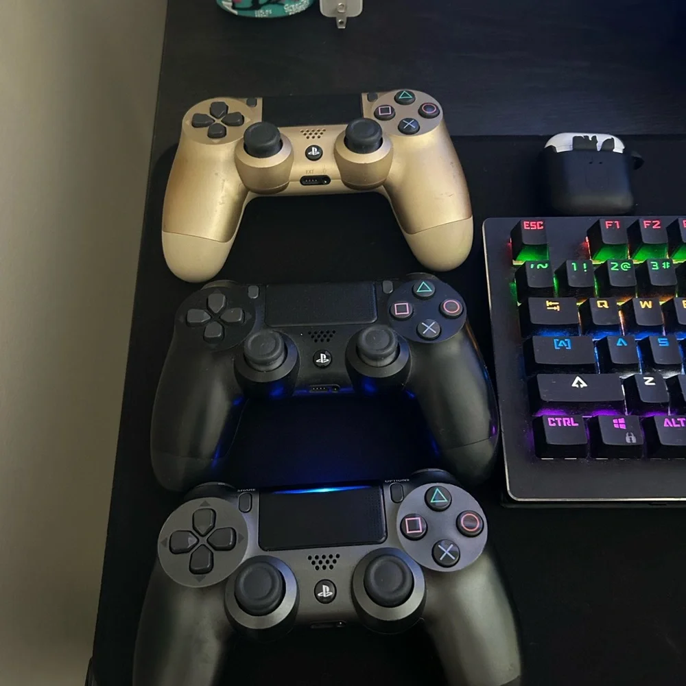 PlayStation 4 Slim 1 TB + 2 controllers